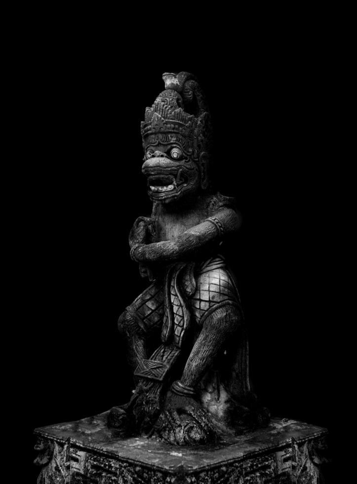 indisk apa, staty av hindu Gud hanoman på en svart bakgrund foto