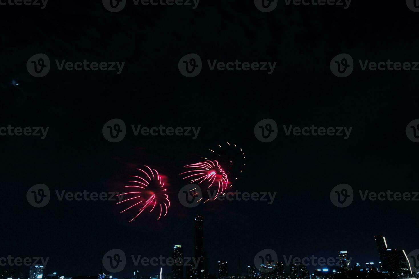 färgrik fyrverkeri i de himmel på ny år afton, ritualer till Välkommen ny år i varje hörn av de värld, fyrverkeri fira ny år eve Välkommen de ny år. foto