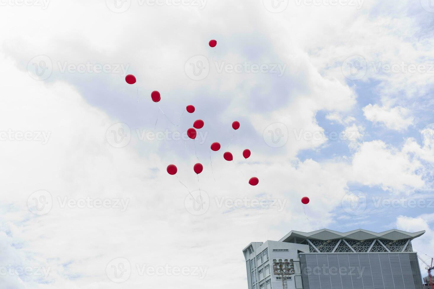 mörk blå moln med vit ljus himmel bakgrund och stad ljus kväll tid med flygande ballong grupp foto