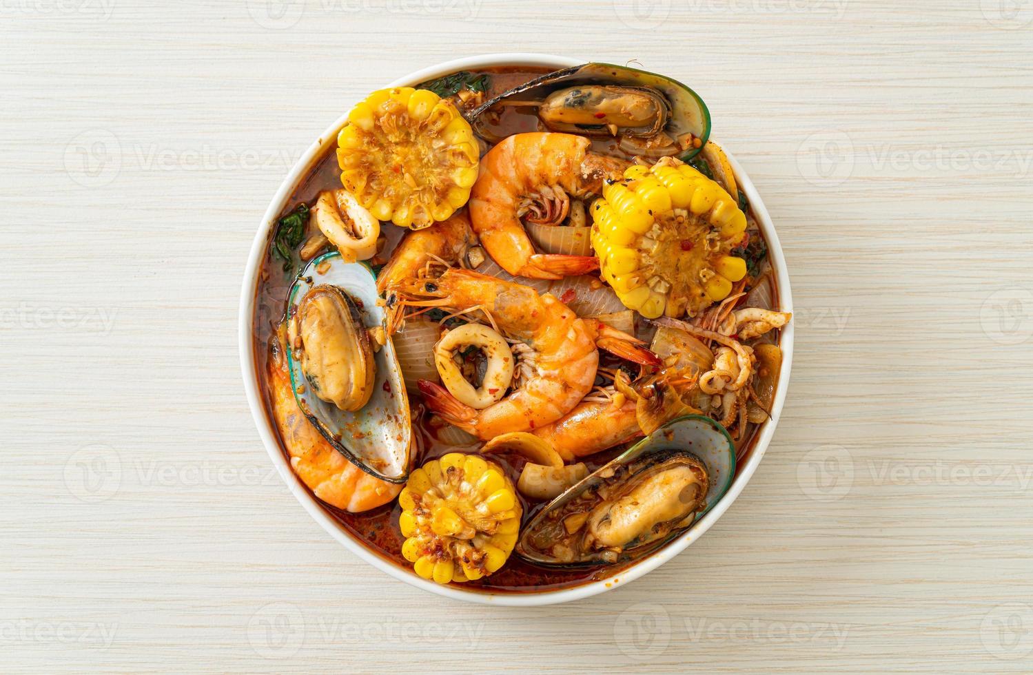 kryddig grillad skaldjur - räkor, sqiud, mussla foto