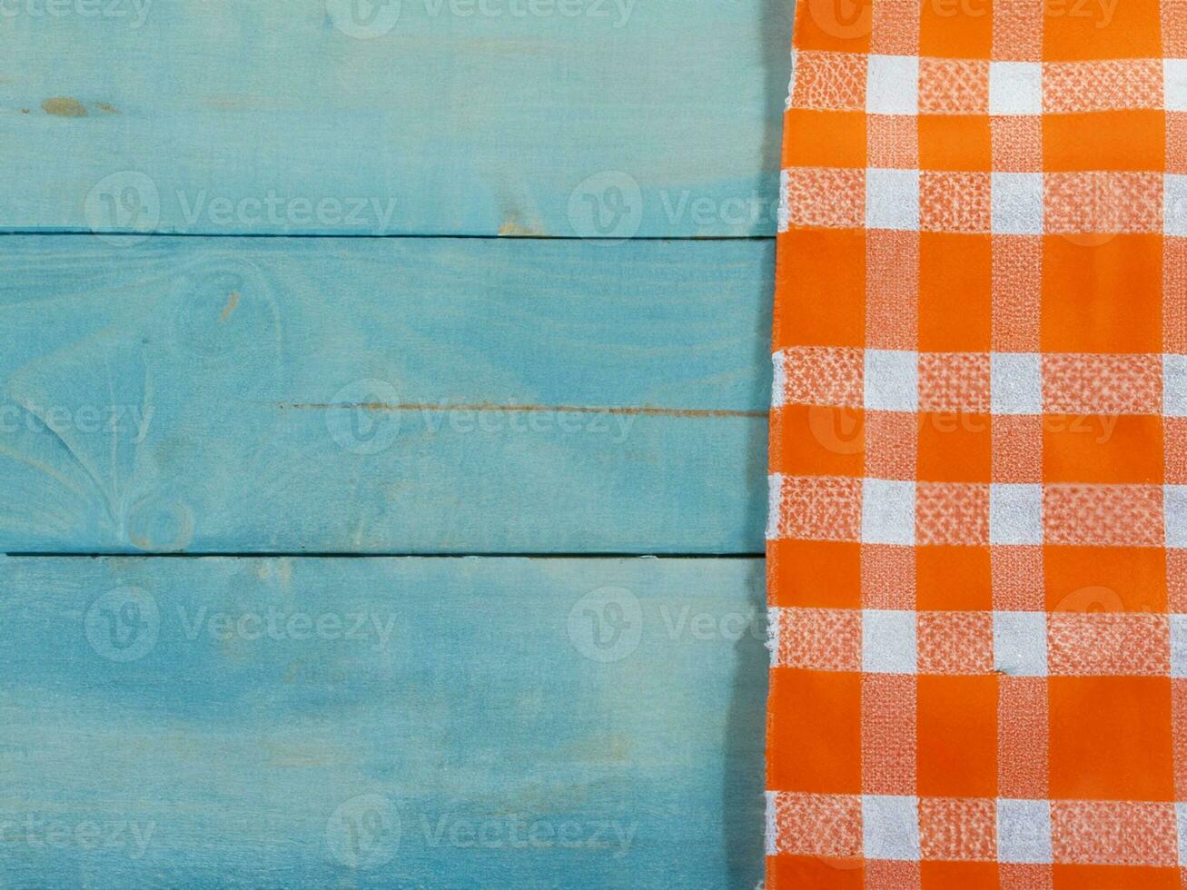 topp se av orange randig handduk på trä- tabell foto