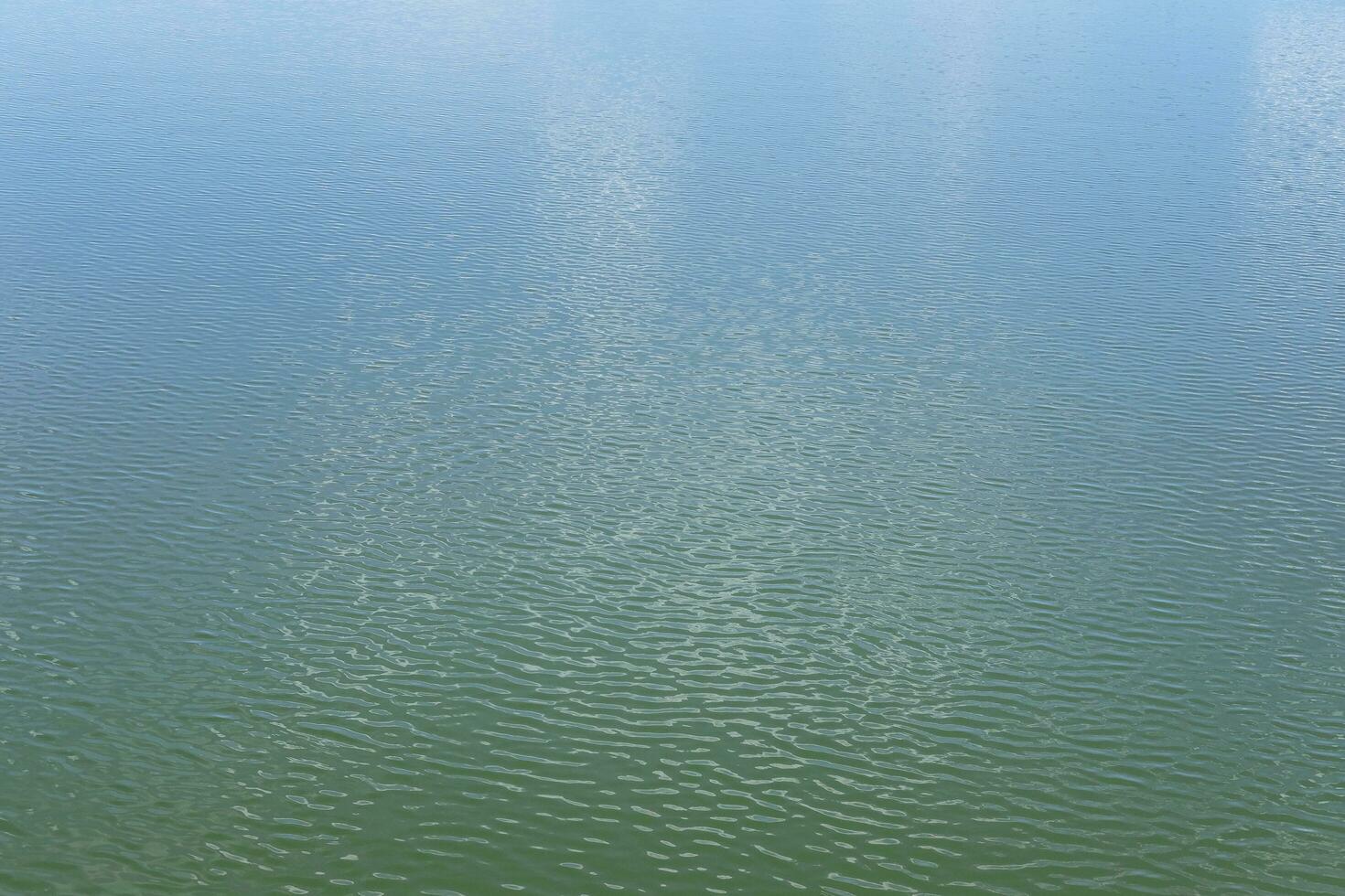 destination av skön silhuett och skymning av solnedgång reflekterad ljus på de flod yta och glittrande vågor i de flod. vatten bakgrund foto