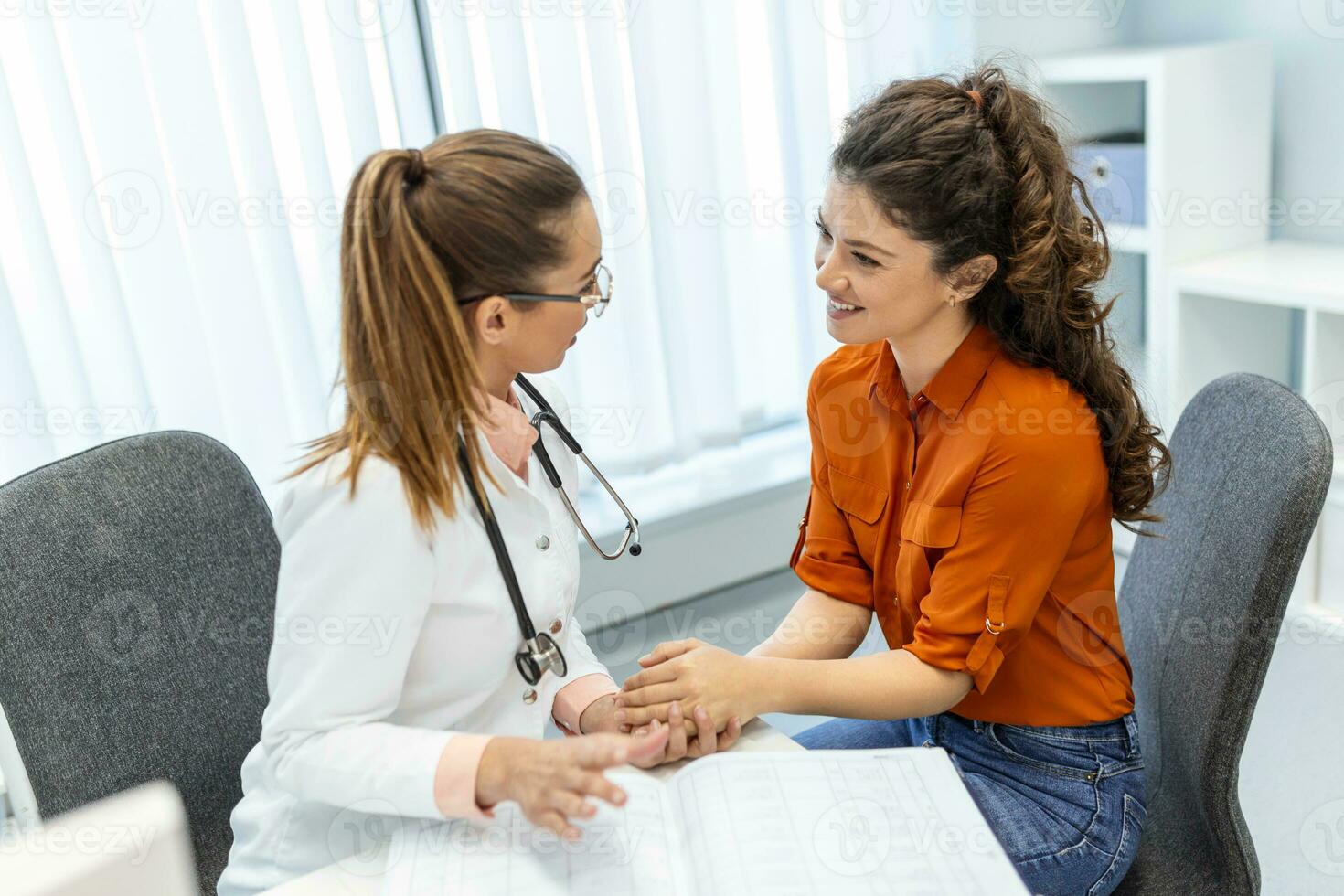 ung kvinna läkare eller gp i vit medicinsk enhetlig rådfråga kvinna patient i privat sjukhus. kvinna terapeut tala prata med kvinna klient på samråd i klinik. foto