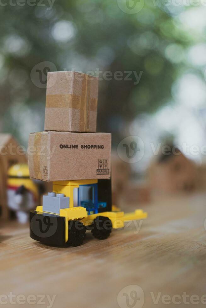 paket lådor av Produkter på mini gaffeltruck lastbil relaterad köpa från uppkopplad Lagra. foto