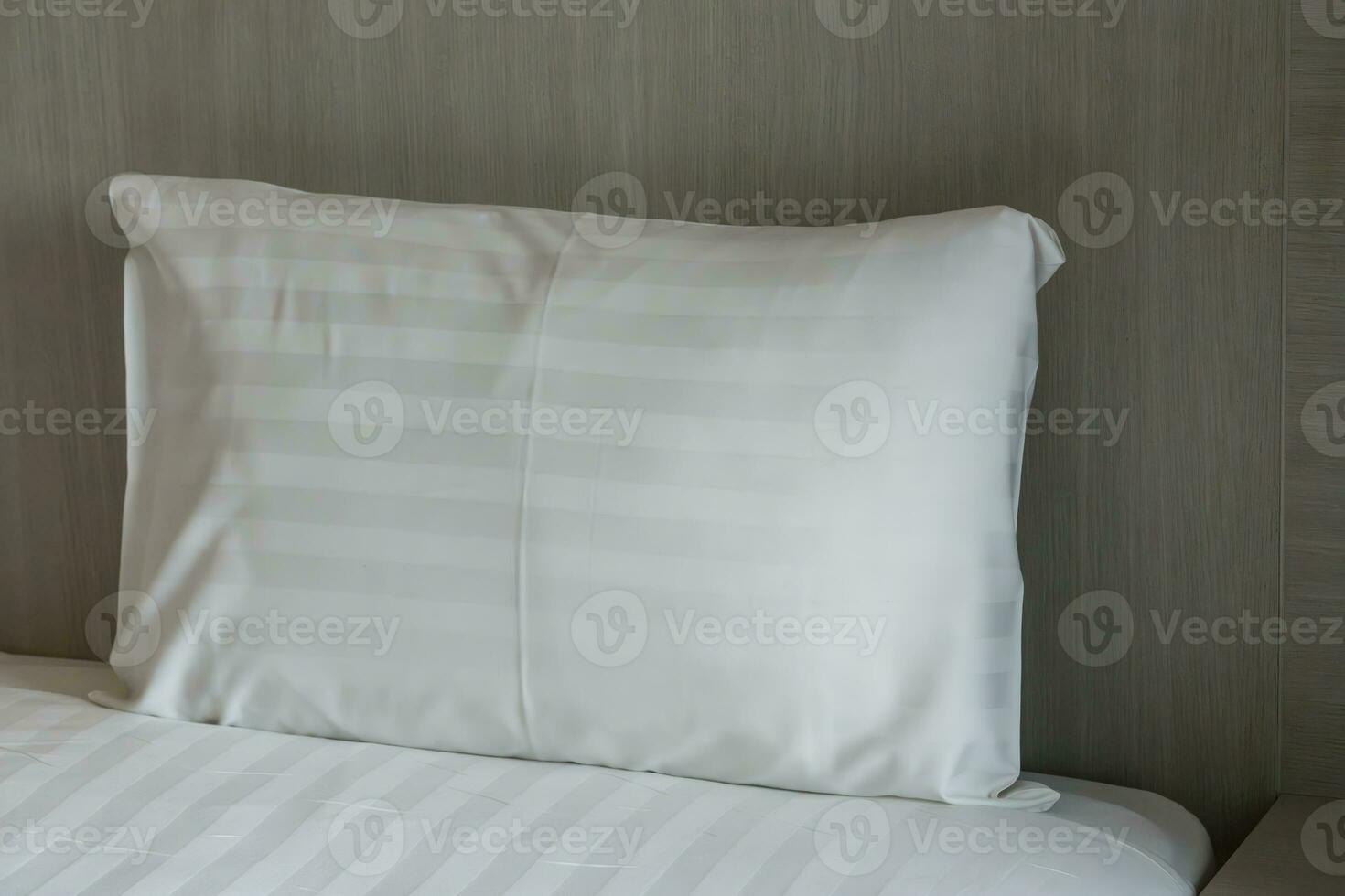 vit kuddar på en säng bekväm mjuk kuddar på de säng. foto
