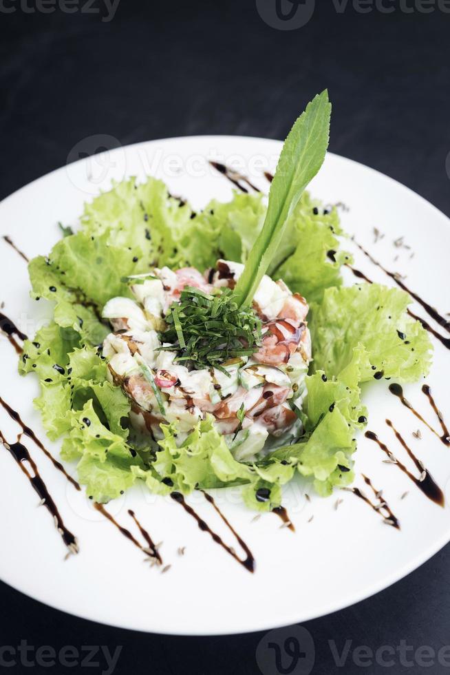 gourmeträkscocktailsallad med äppel selleri och kryddig yoghurtsås foto