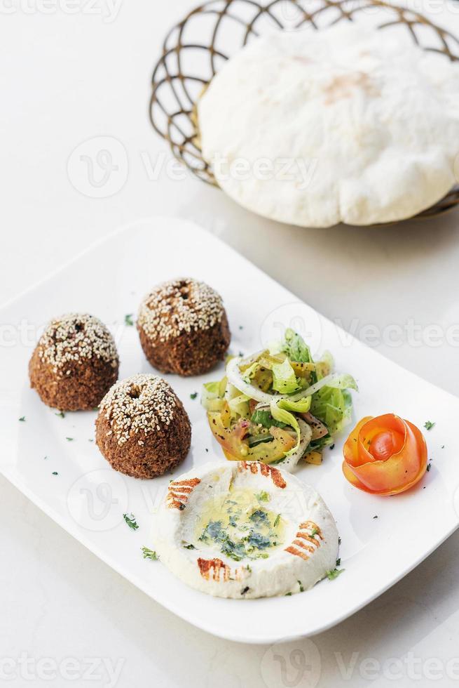 falafel hummus houmus förrätt mellanmål mellanöstern mat mezze tallrik foto