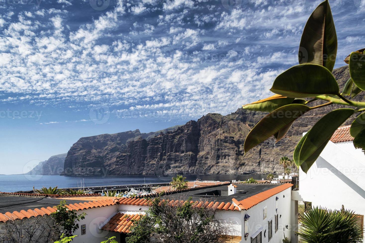 los gigantes klippor berömda landmärke och by i södra Teneriffa ön Spanien foto