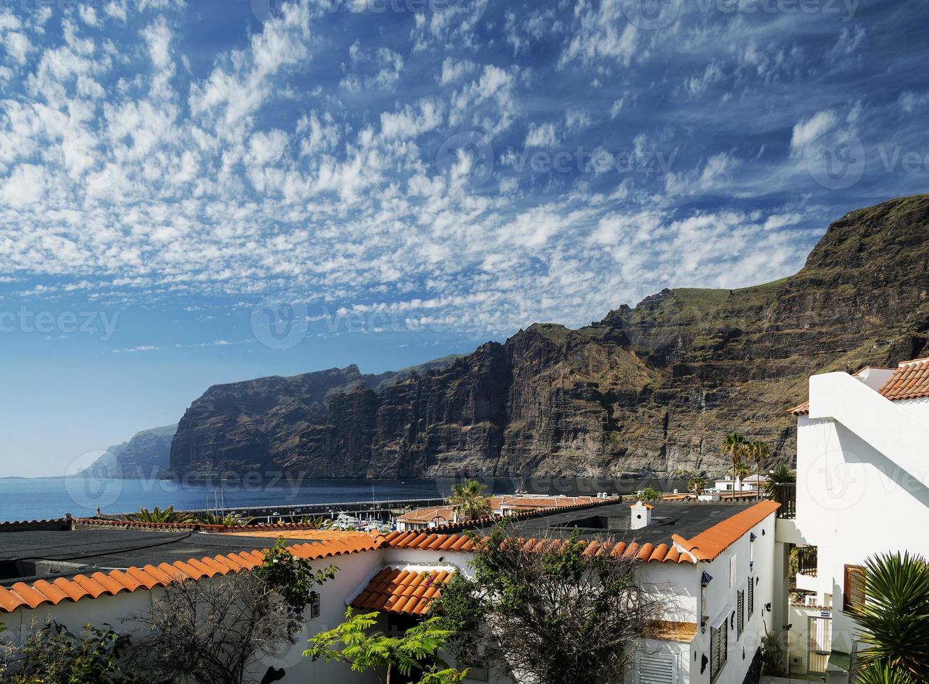 los gigantes klippor berömda landmärke och by i södra Teneriffa ön Spanien foto