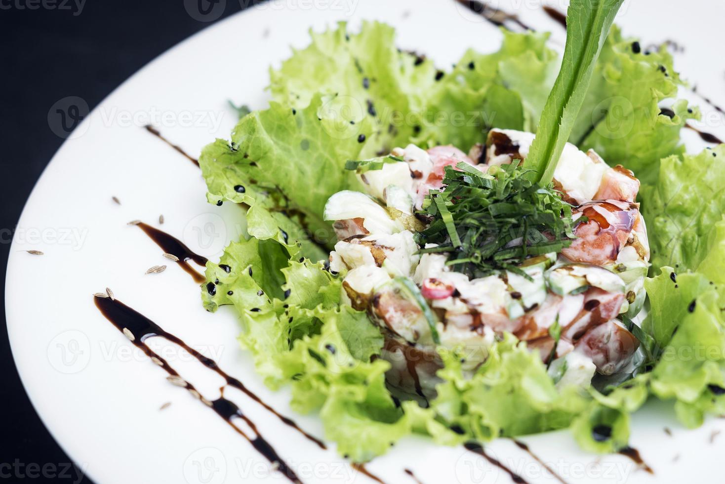 gourmet fusion kök skaldjur och äppel selleri sallad med zesty wasabi mayo foto