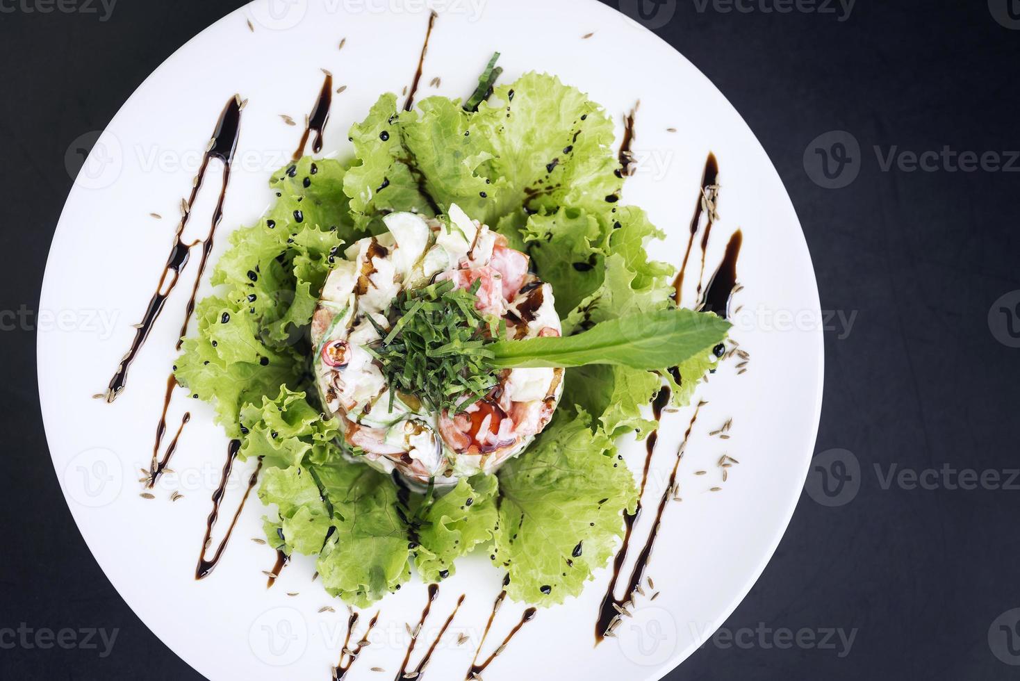 gourmet fusion kök skaldjur och äppel selleri sallad med zesty wasabi mayo foto