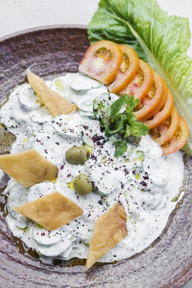 laban färsk yoghurt-gurka mellanöstern libanesiskt dopp mellanmål förrätt foto