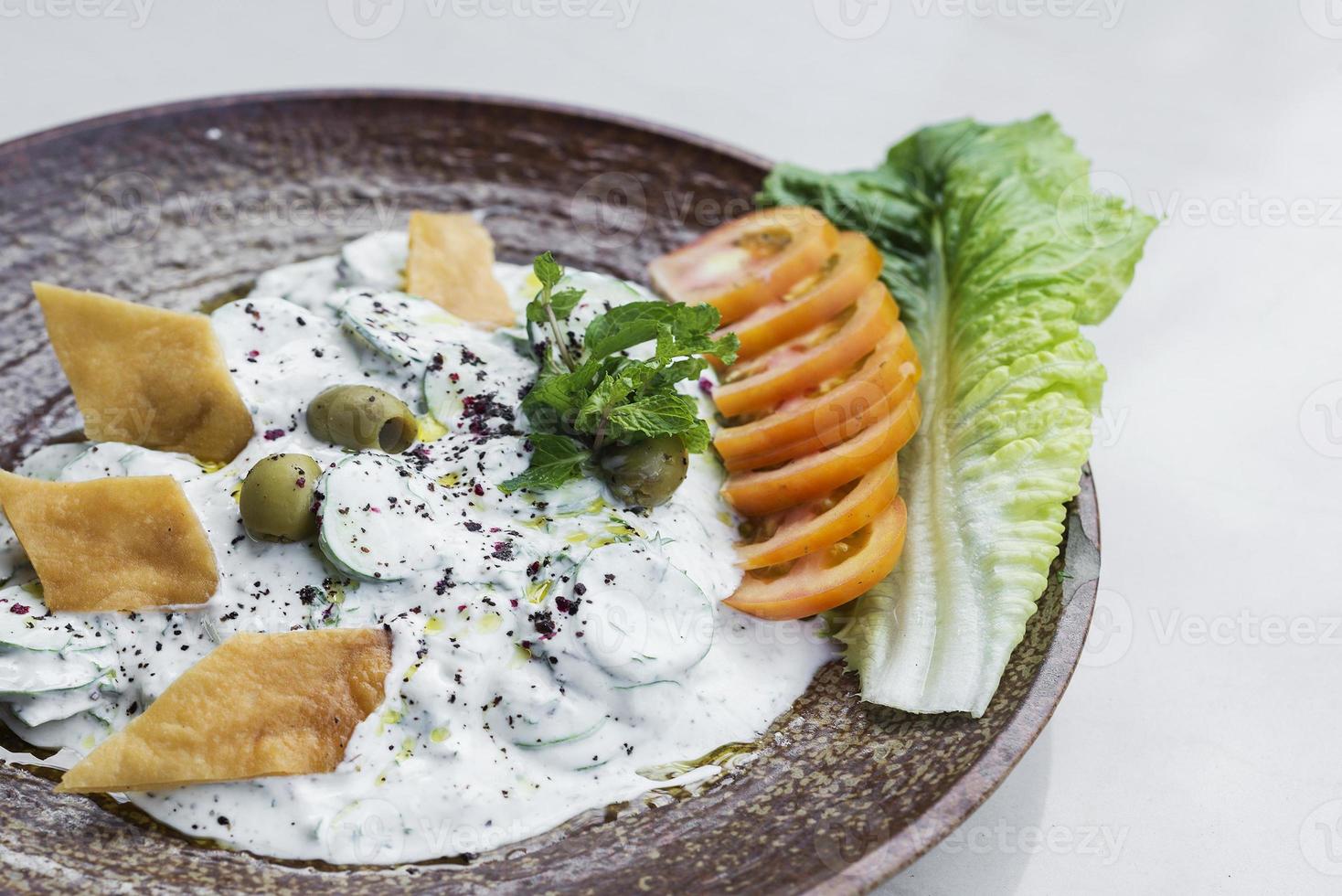 laban färsk yoghurt-gurka mellanöstern libanesiskt dopp mellanmål förrätt foto