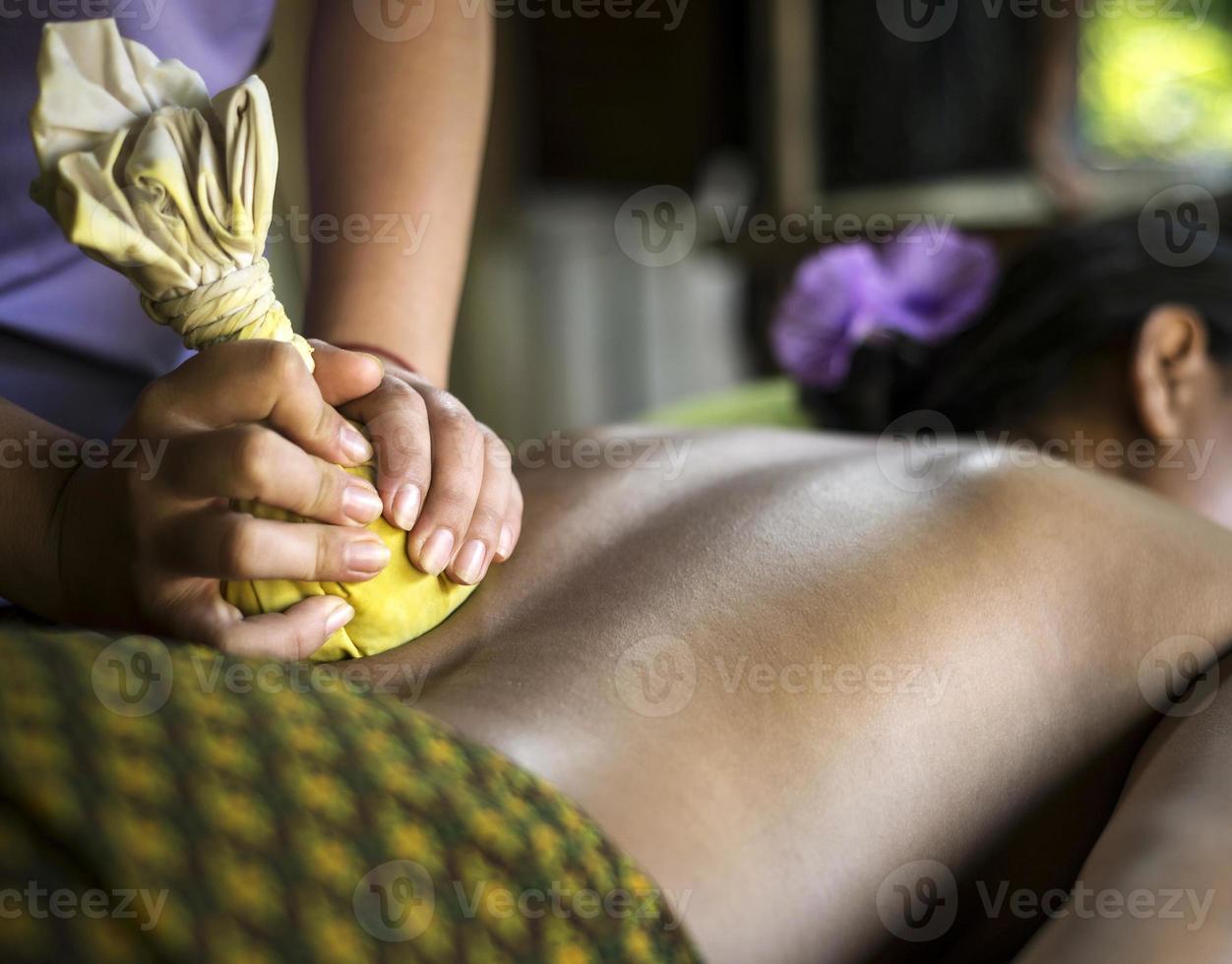 asiatisk massage spa naturlig organisk skönhetsbehandling med gurkmeja skrubbpasta foto