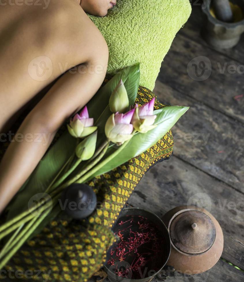 asiatisk massage spa naturlig organisk skönhetsbehandling med gurkmeja skrubbpasta foto