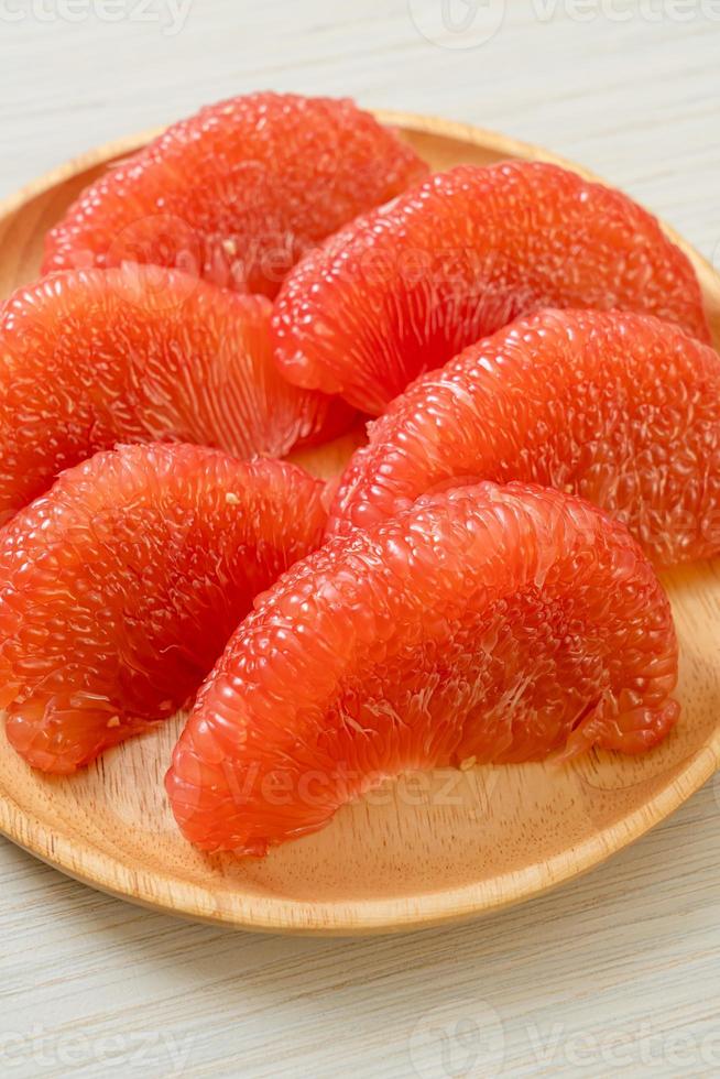 färsk röd pomelo frukt eller grapefrukt foto