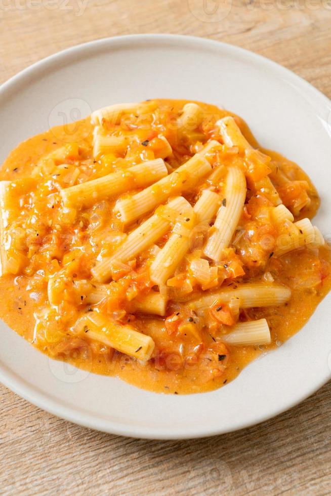 rigatoni penne pasta krämig tomat foto