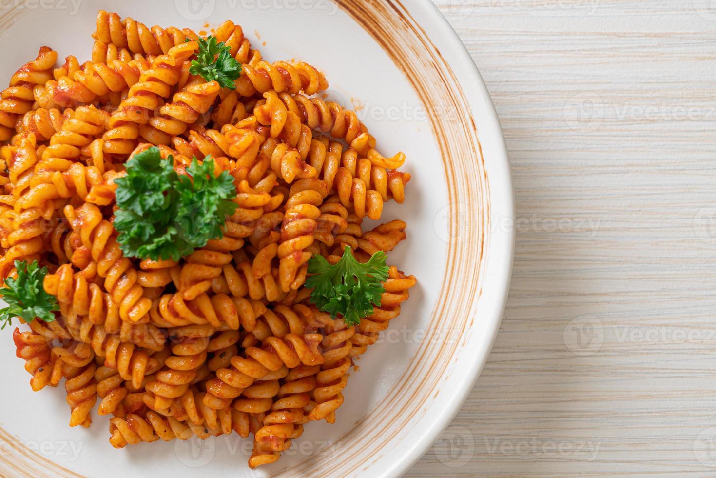 spirali eller spiral pasta med tomatsås foto