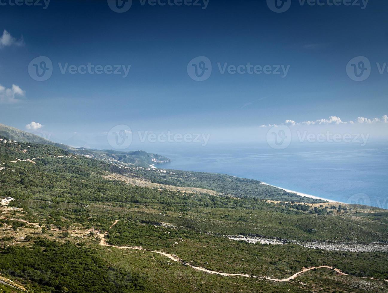 Joniska Medelhavet kusten strandlandskap i södra Albanien norr om Sarande på väg till vlore foto