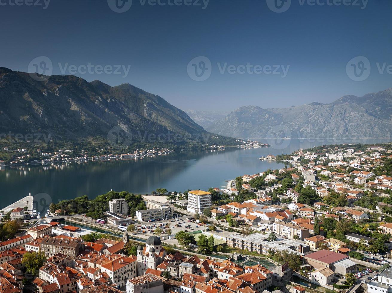 kotor gamla stad och balkan fjord landskap vy i montenegro foto