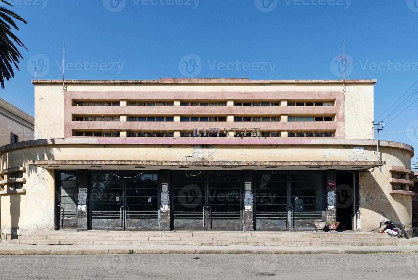 italiensk kolonial art deco gammal biobyggnad i asmara eritrea street foto