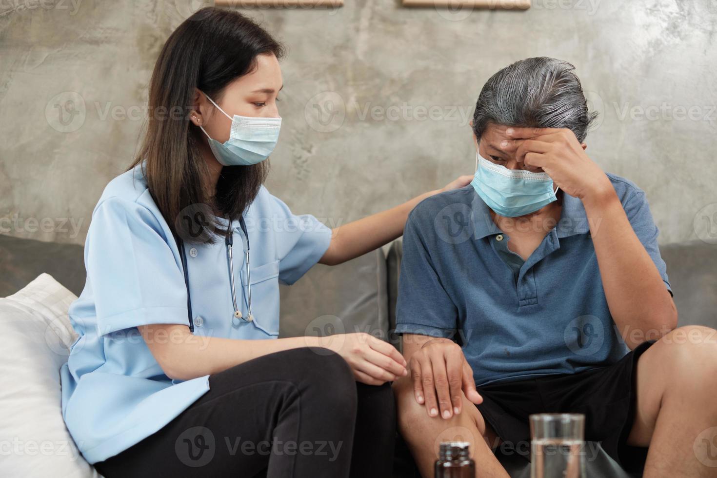 läkare med ansiktsmask som kontrollerar patientens hälsa hemma. foto