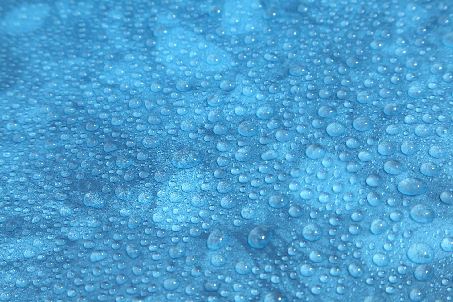 närbild vattendroppar på blå bakgrund foto