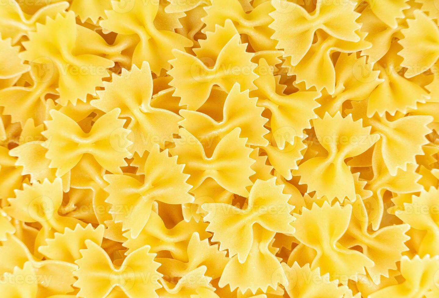 rå pasta farfalle spaghetti mönster. mat bakgrund, italiensk kök foto