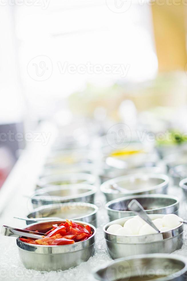 salladsbar buffé färsk blandad grönsak restaurang visa detalj foto