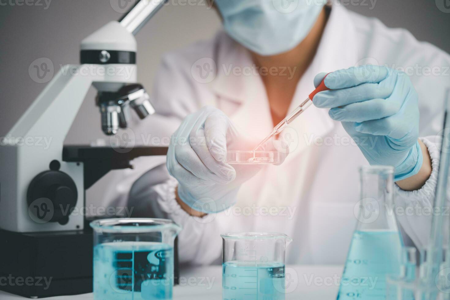 medicinsk utveckling laboratorium, biokemisk forskning forskare asiatisk läkare arbetssätt med en mikroskop för vaccin utveckling i de farmaceutisk forskning laboratorium, bioteknik specialist foto