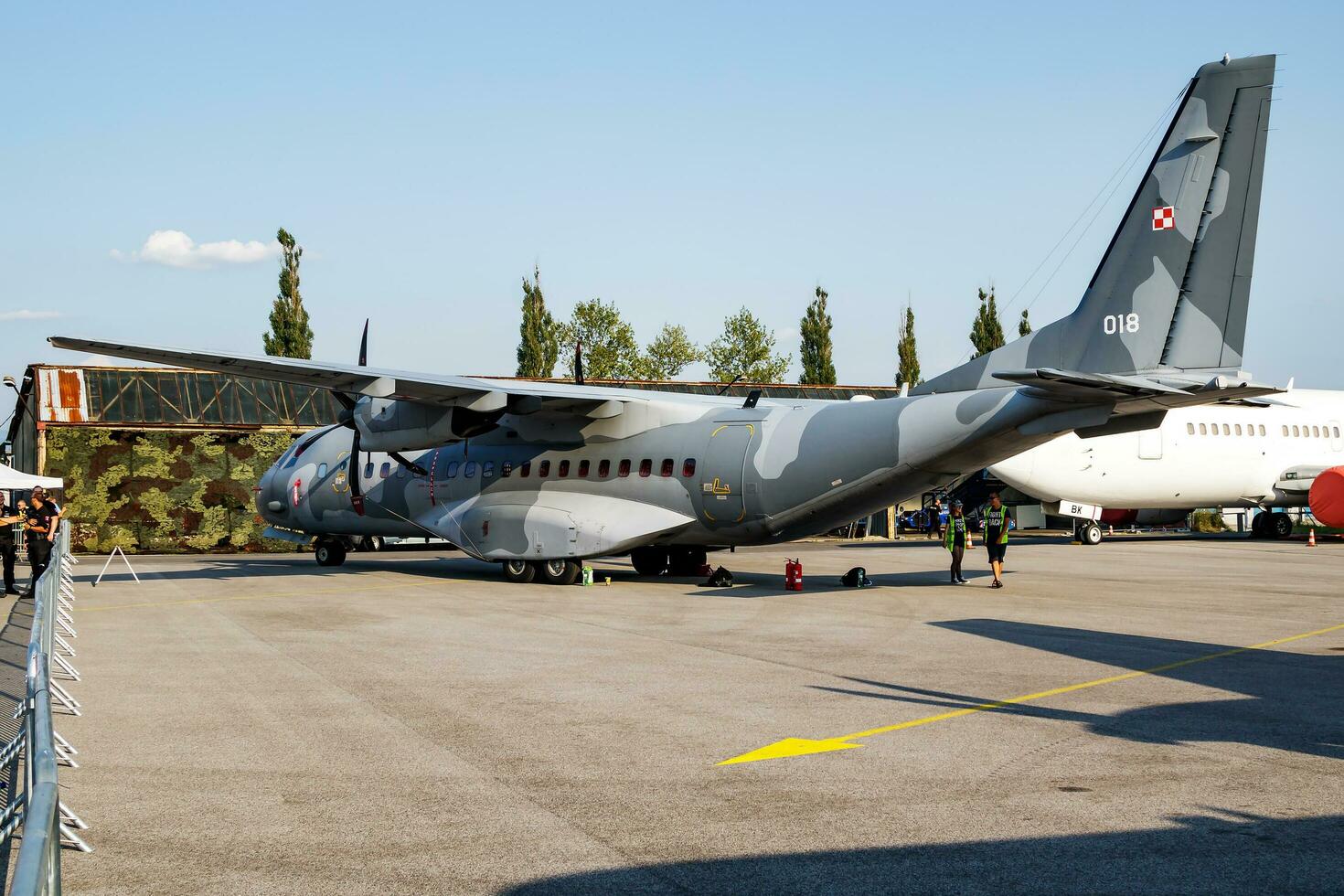 militär transport plan på luft bas. luft tvinga flyg drift. flyg och flygplan. luft försvar. militär industri. flyga och flygande. foto