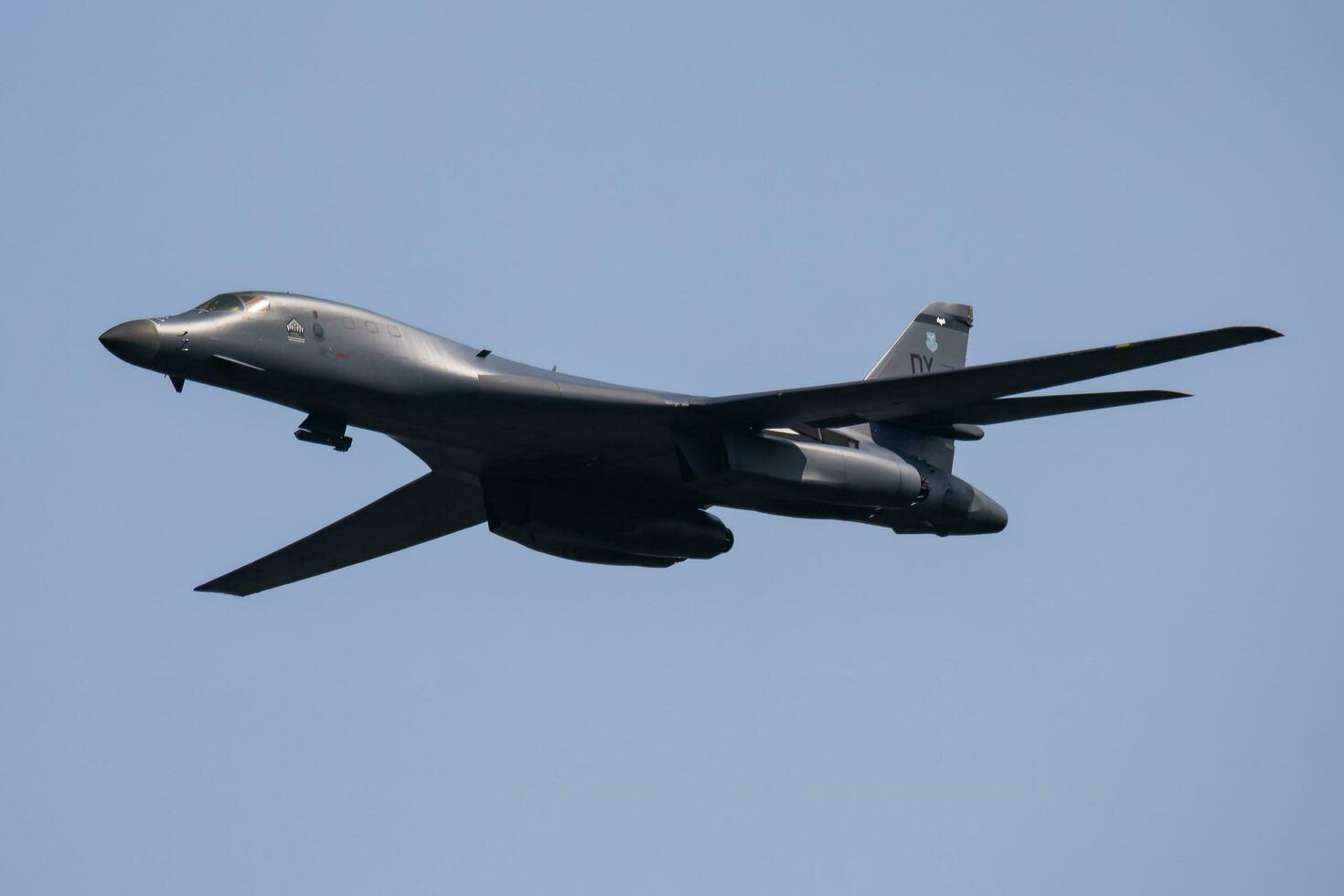 b-1 militär bombplan jet plan på luft bas. strategisk luft tvinga flyg drift. flyg och flygplan. luft försvar. militär industri. flyga och flygande. foto