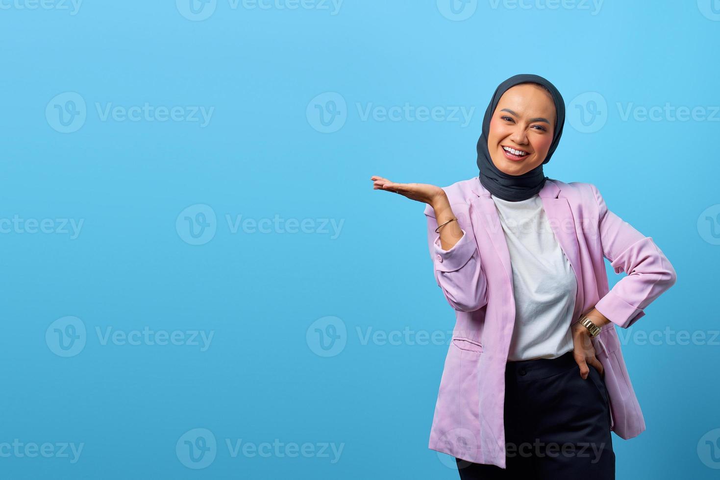 glad asiatisk kvinna som visar produkt foto