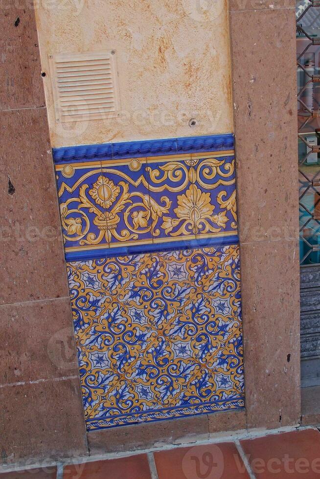 intressant original- spanska stil mosaik- golv i en byggnad foto