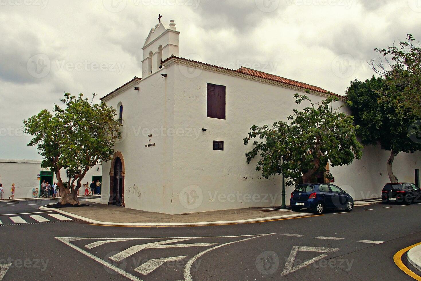 landskap med de stadens karakteristisk vit byggnader från de spanska ö av lanzarote på en värma sommar dag foto