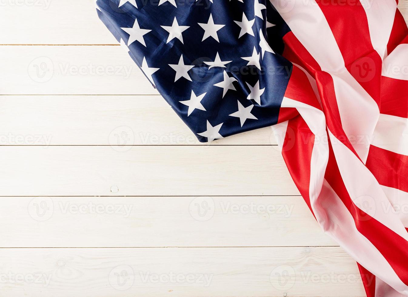 ovanifrån av USA: s nationella flagga på vit träbakgrund, platt låg foto