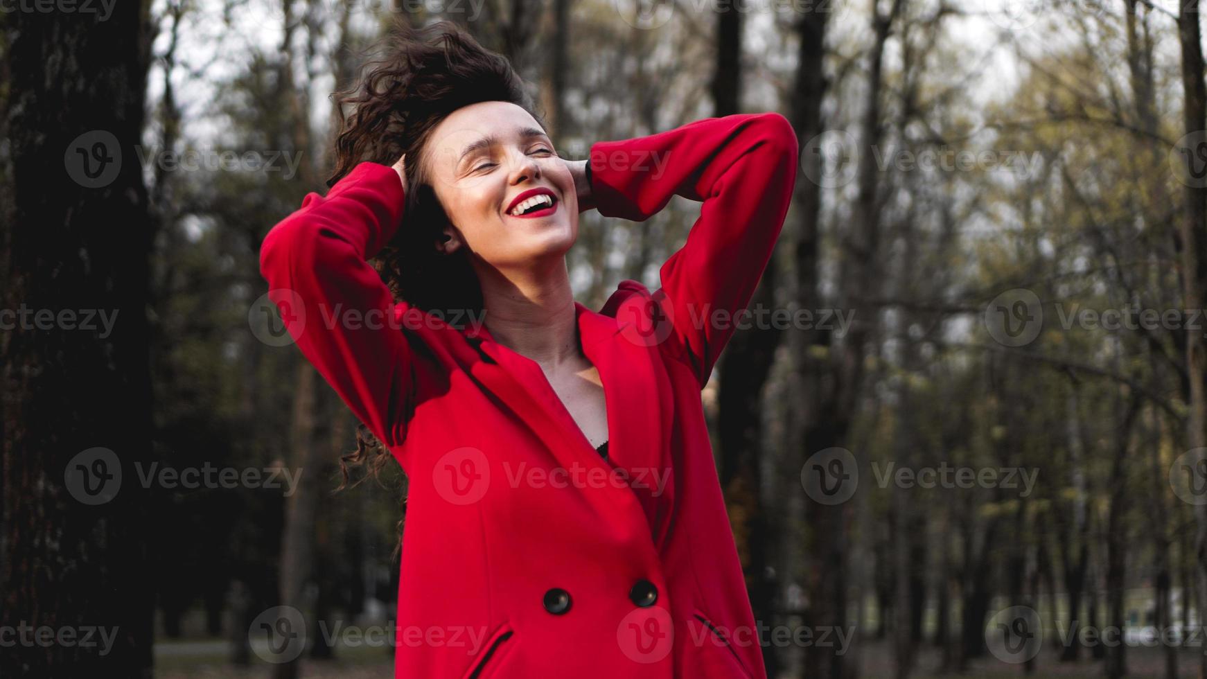 glamorös kvinna iklädd röd outfit och matchande rött läppglans. foto