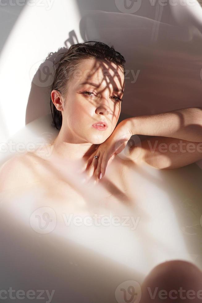 ung attraktiv kvinna som kopplar av i badet foto