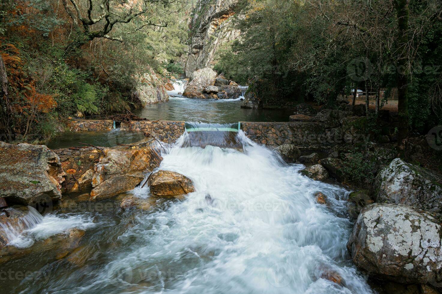 landskap av ribeira de alges i figueiro dos vinhos i portugal foto