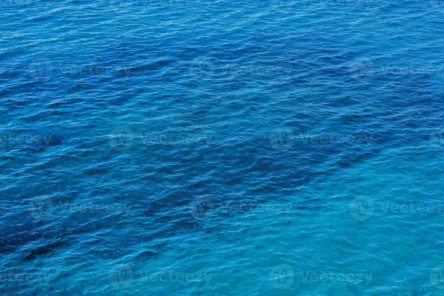 de hav är blå och har en massa av vatten foto