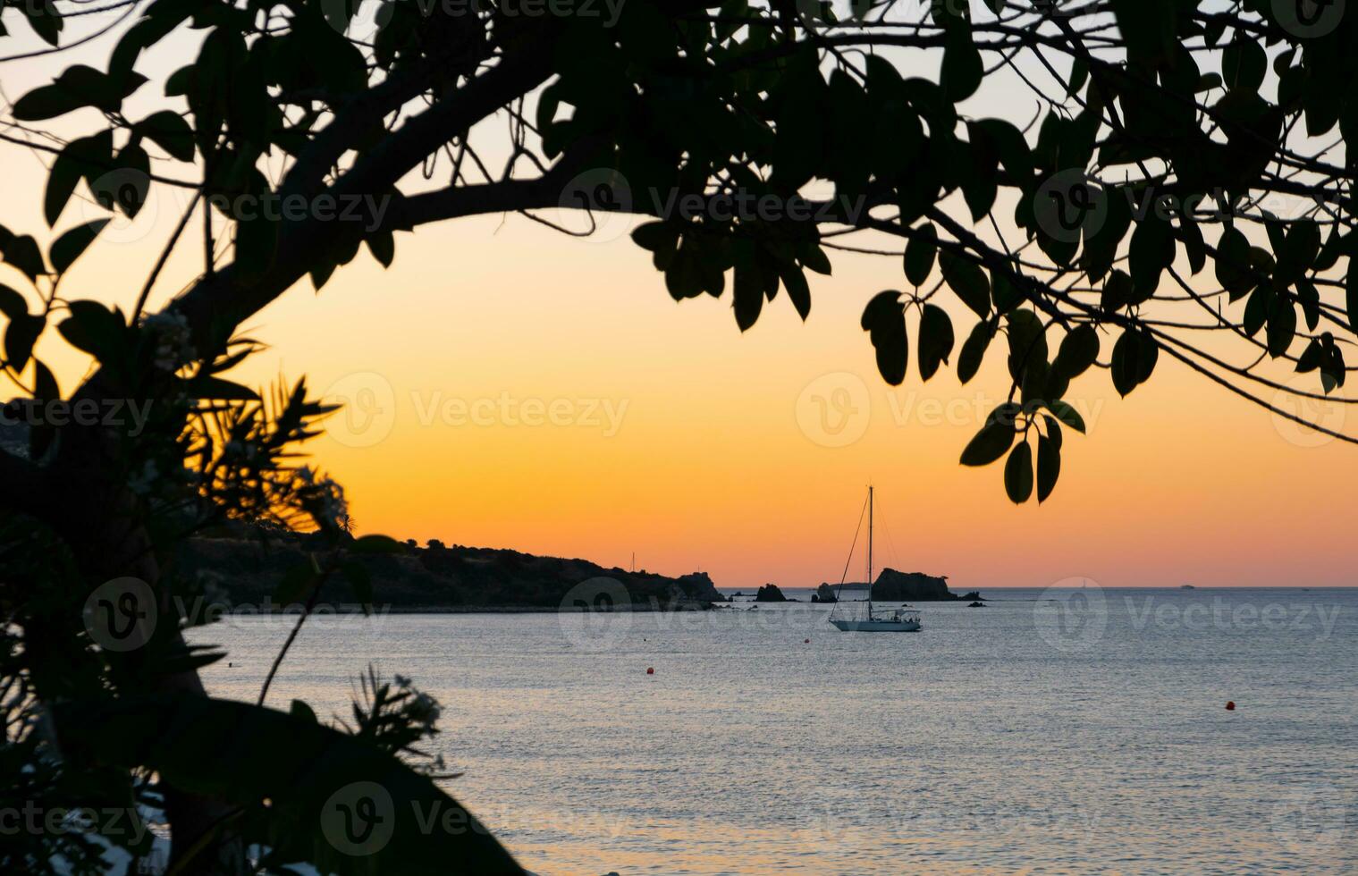 skön ljus som de Sol uppsättningar på en strand på latsi i pafos, cypern foto