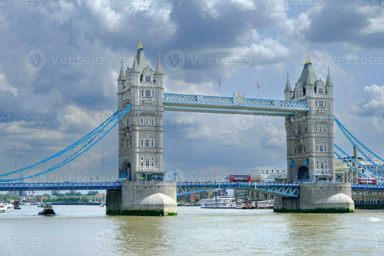 ikoniska torn bro ansluter London med southwark på de thames flod foto