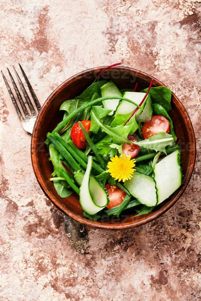 vår sallad med maskrosor foto