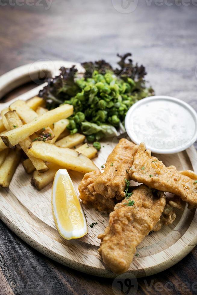 traditionell fish and chips med ärter och tartarsås foto