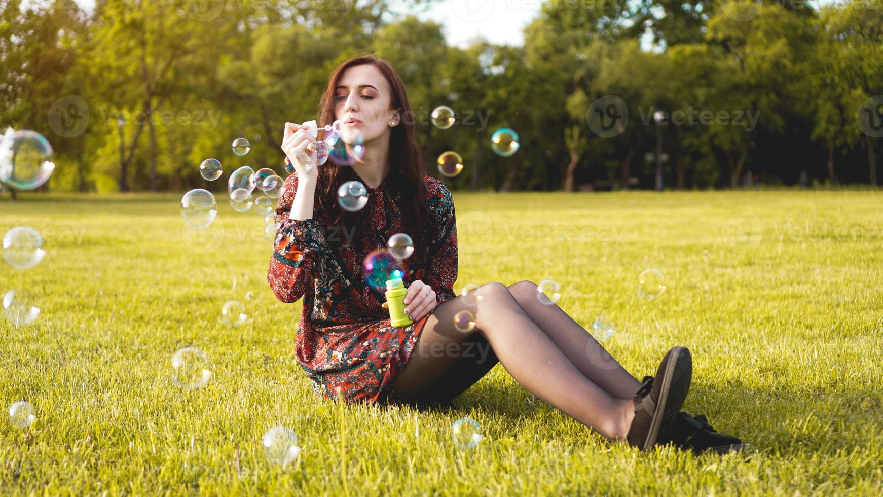 romantiskt porträtt av ung kvinna med såpballonger. foto