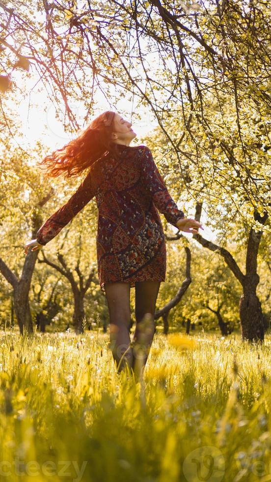 kvinna utomhus. njut av naturen. frisk leende flicka i parken foto