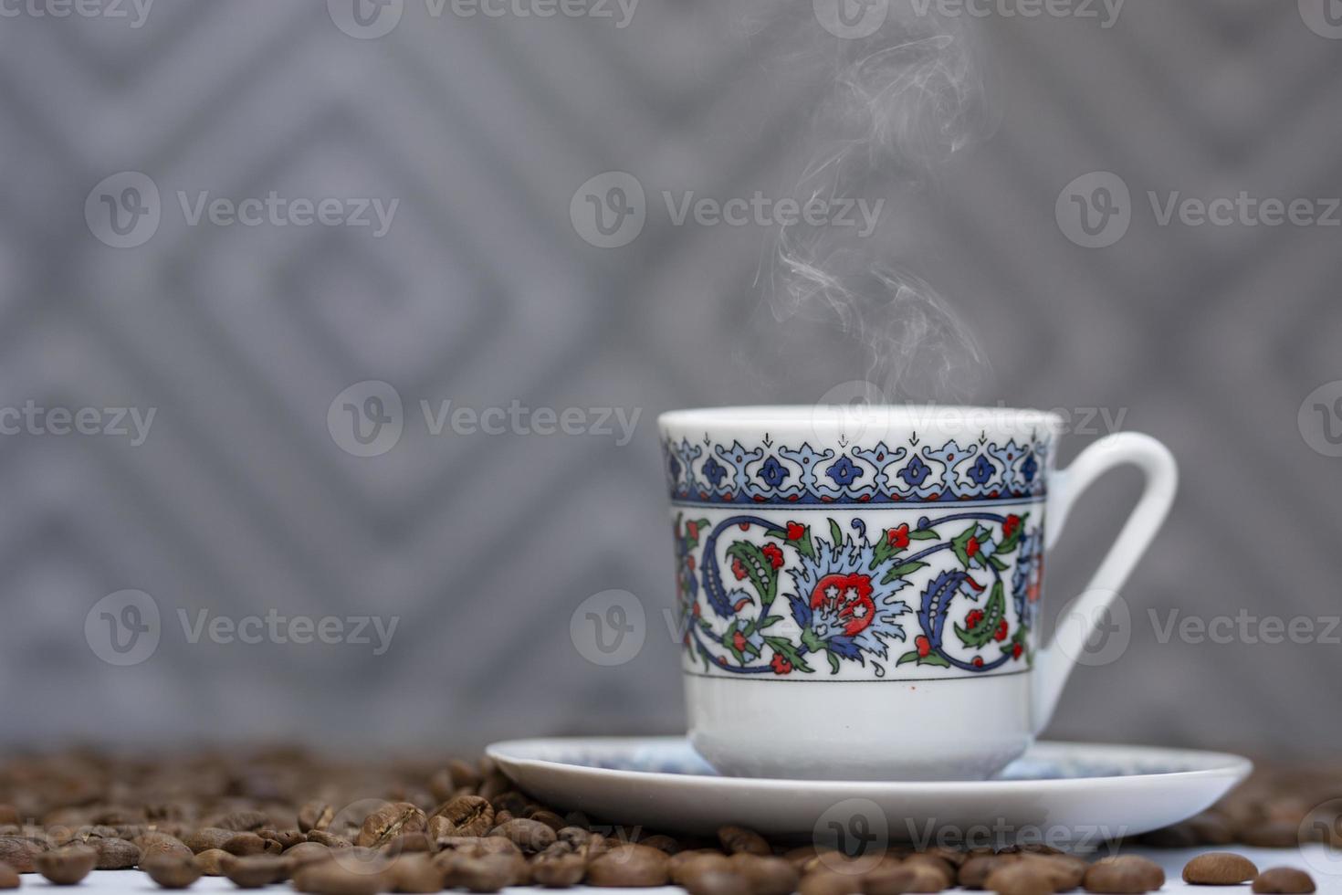 en kopp turkiskt kaffe bland kaffekornen foto