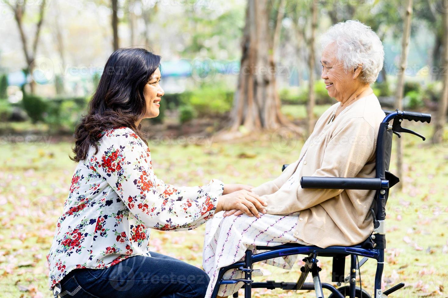 asiatisk senior kvinna patient med omsorg foto