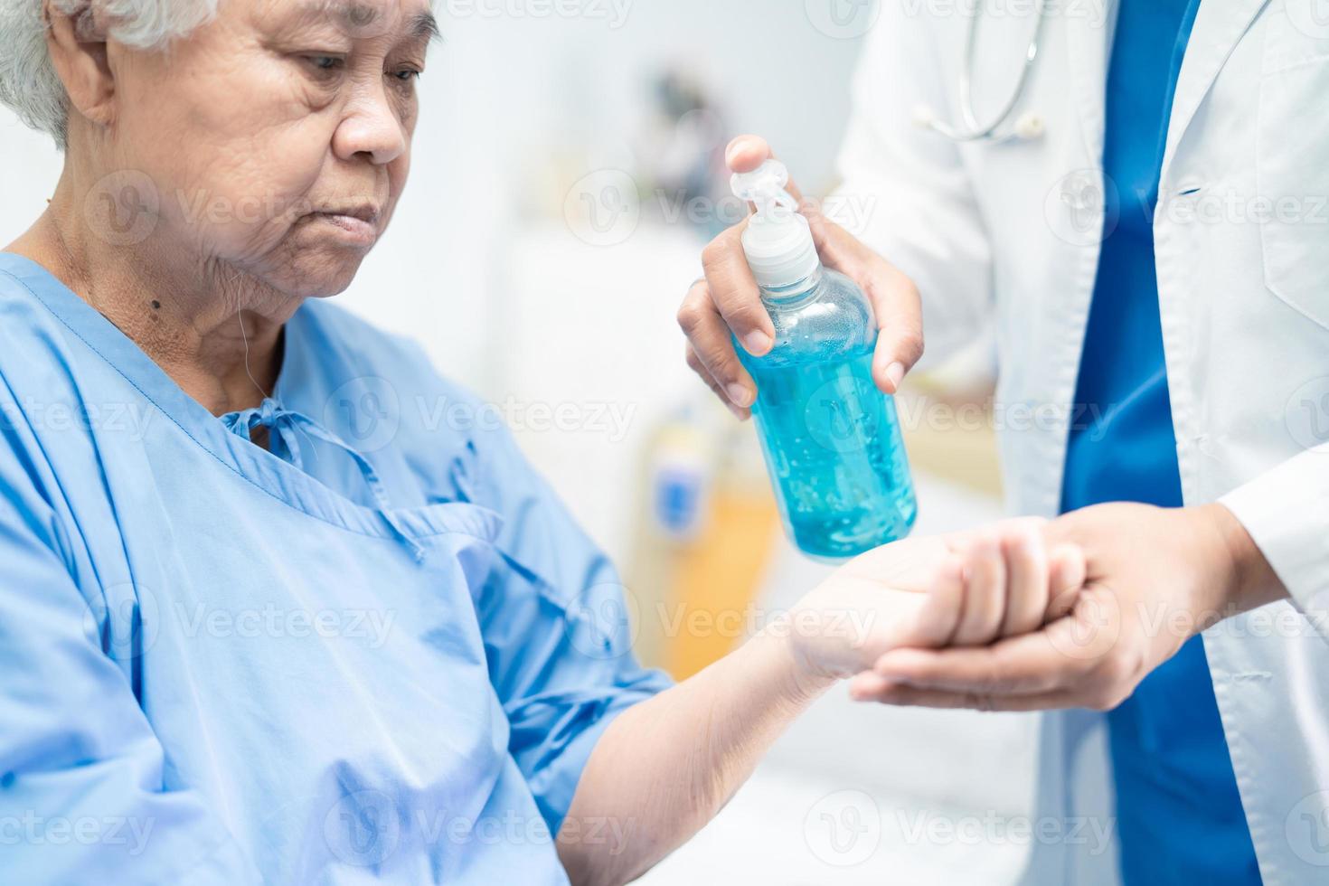 läkare press press blå alkohol sanitizer gel covid-19 coronavirus foto