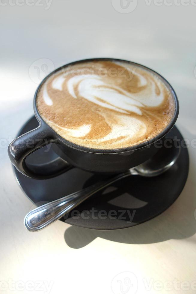 en kopp rikt och rent morgonkaffe foto